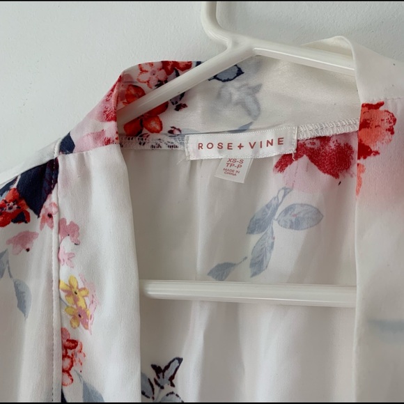 Rose & Vine Floral Robe - Picture 2 of 12